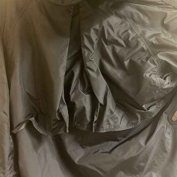 EUC Lululemon Run: Black Make It Rain Jacket- Size 6 - Picture 14 of 16